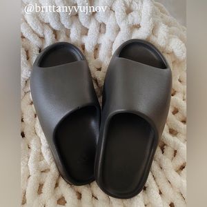 2022 Yeezy Slides “Onyx”